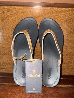 OluKai Lalahi Women’s Black and Copper/Lava Rock Sandals